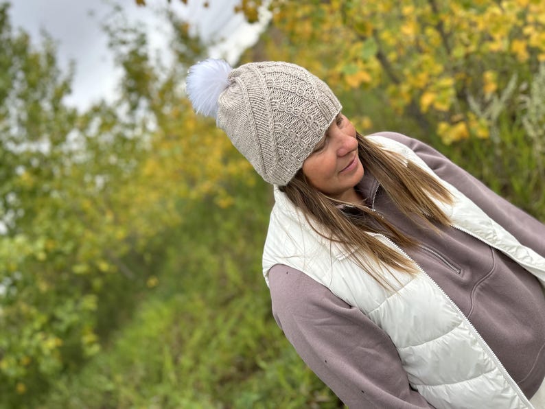 Travelling cable knit hat pattern