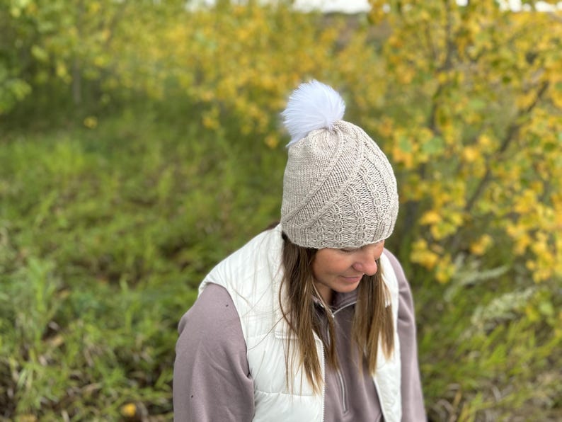 Travelling cable knit hat pattern